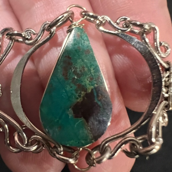 BRAND NEW! Handmade zilvertone adjustable bracelet with green gemstone. OSFM - Picture 5 of 9